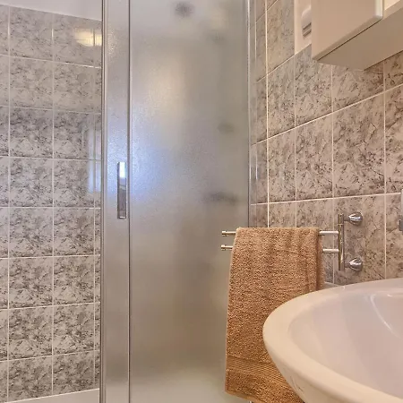 Spacious In Valtura With Garden Ližnjan