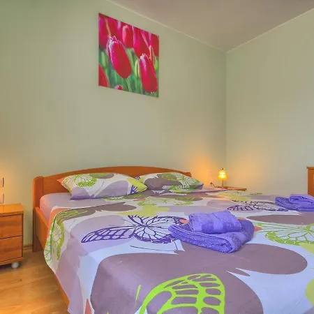 Spacious In Valtura With Garden Ližnjan