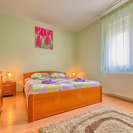 Spacious In Valtura With Garden בית נופש