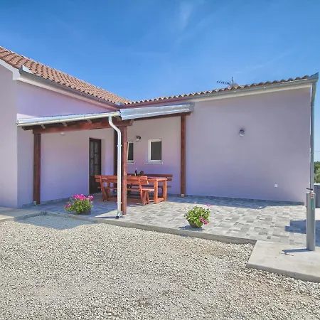 Spacious In Valtura With Garden *