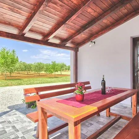 Tatil Evi Spacious In Valtura With Garden