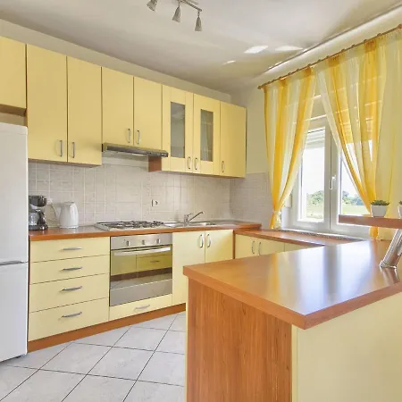 Spacious In Valtura With Garden Tatil Evi Ližnjan