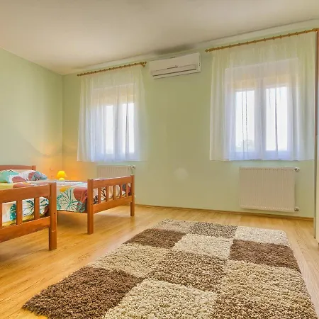 Spacious In Valtura With Garden Ližnjan