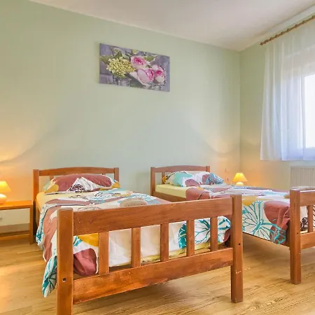 Spacious In Valtura With Garden * Ližnjan