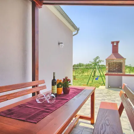 Spacious In Valtura With Garden * Ližnjan