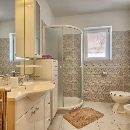 Spacious In Valtura With Garden