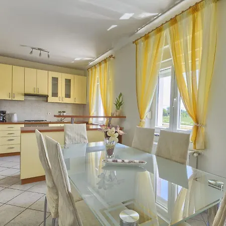 Spacious In Valtura With Garden Ližnjan