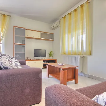 Spacious In Valtura With Garden * Ližnjan