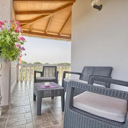 Spacious In Valtura With Garden Tatil Evi Ližnjan
