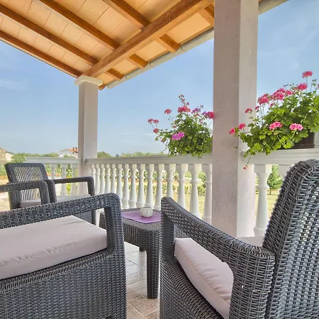Spacious In Valtura With Garden *