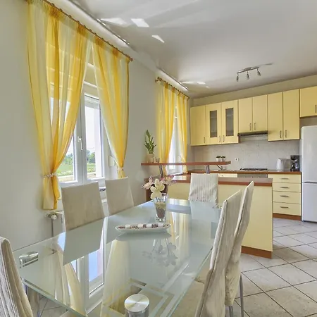 Tatil Evi Spacious In Valtura With Garden *