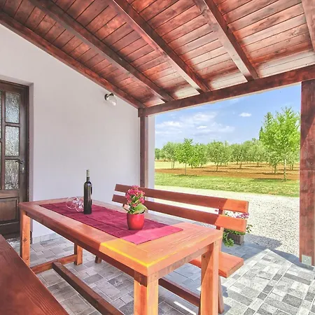 Spacious In Valtura With Garden * Ližnjan