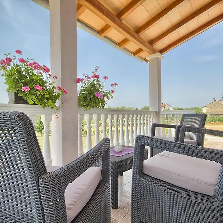 Tatil Evi Spacious In Valtura With Garden *