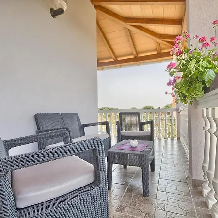 Spacious In Valtura With Garden Ližnjan