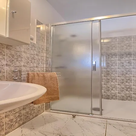 Spacious In Valtura With Garden *