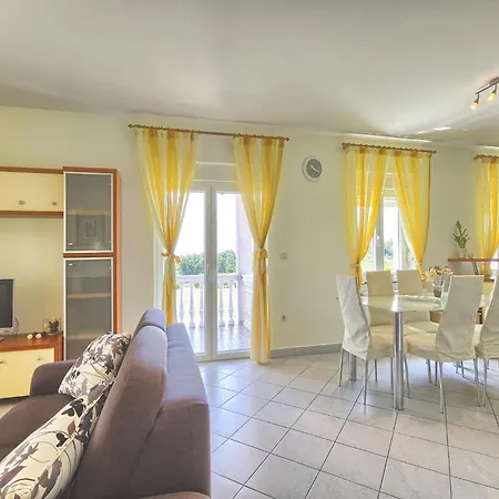 Spacious In Valtura With Garden Tatil Evi Ližnjan